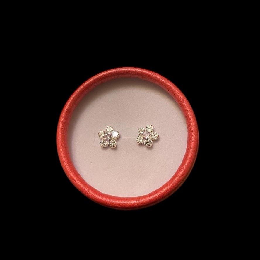 Arete flor blanca