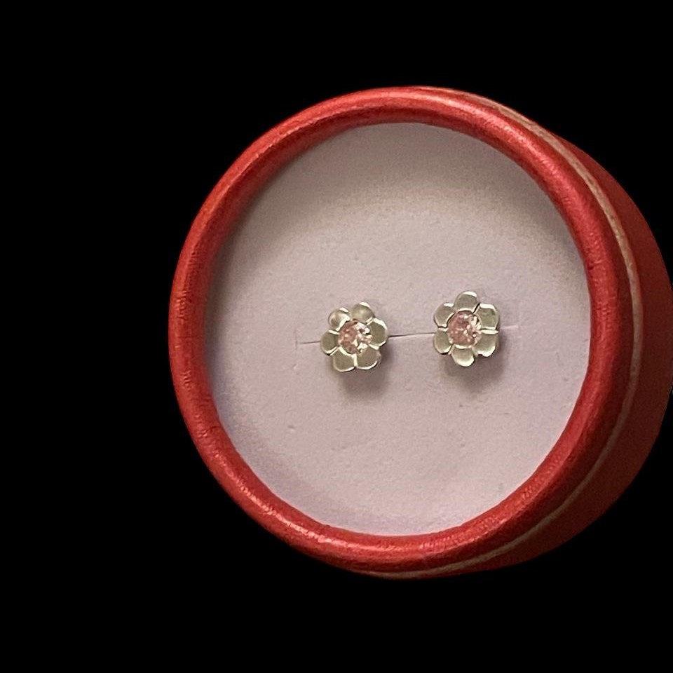 Arete flor blanca