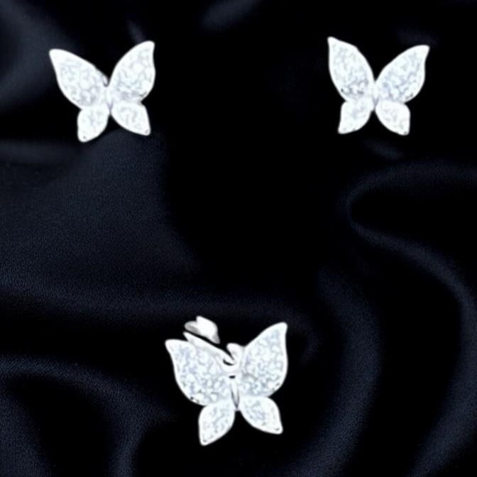 juego de aretes y dije de plata en forma de mariposa, en formato pequeño