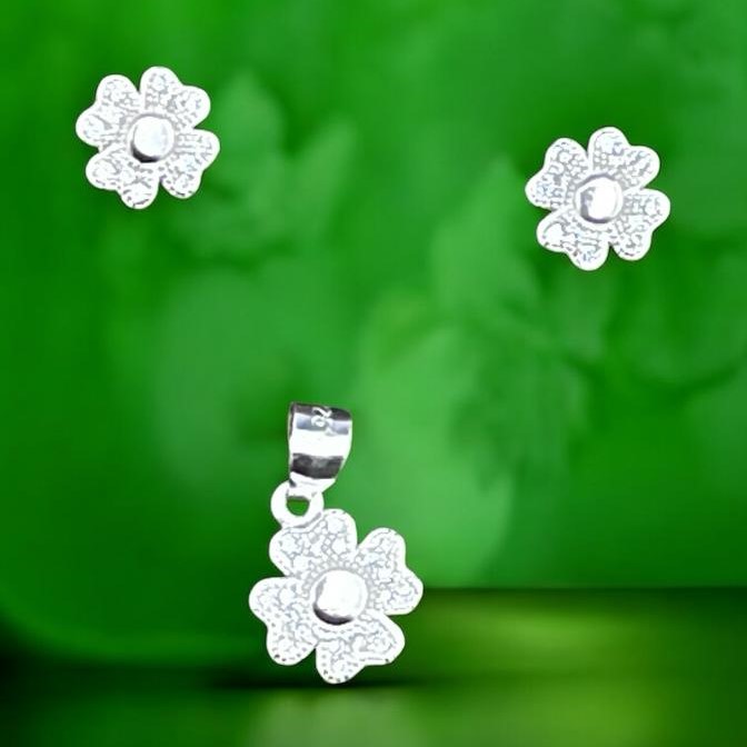 Juego en forma de treboles aretes y dijes en pura plata